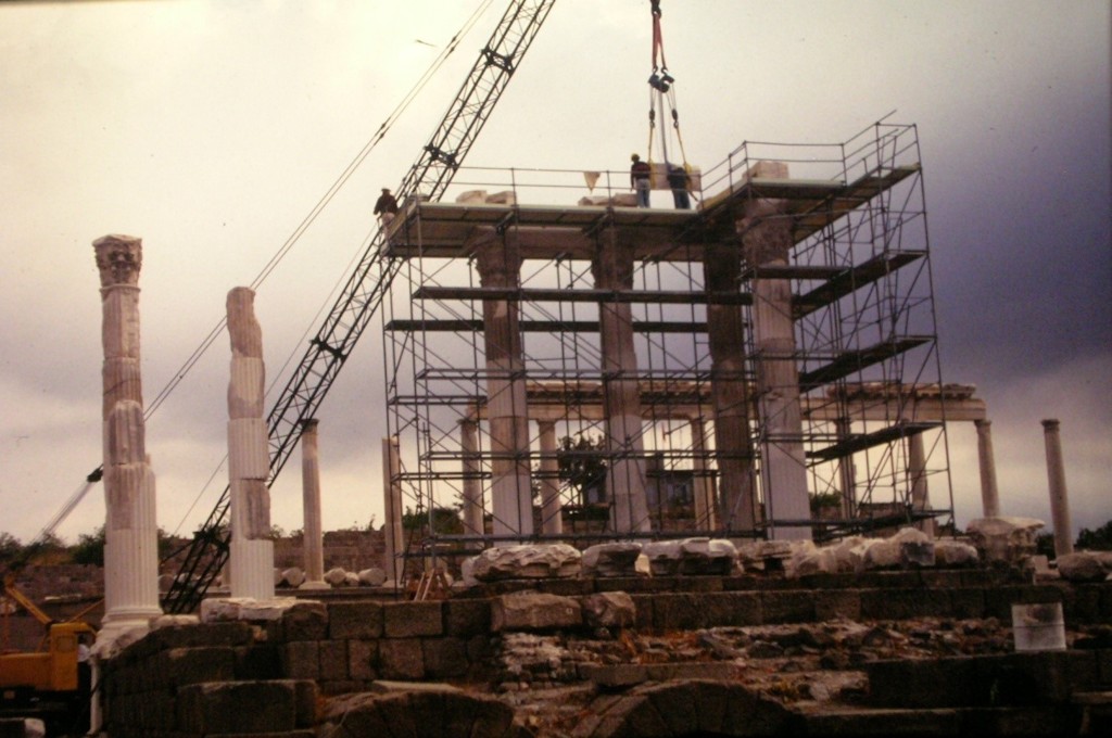 Pergamon. Traian Tapınağı. 1990 yılı restorasyon çalışmaları