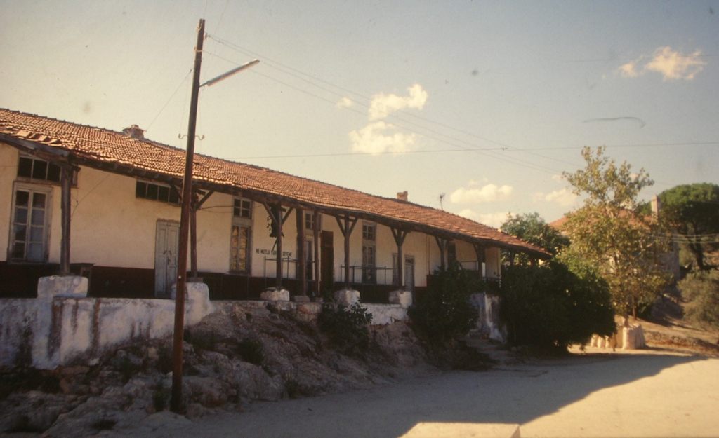 Çomakdağ Köyü. Eski İlkokul binası