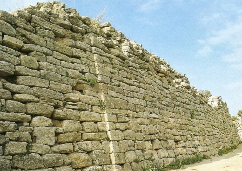 Doğu kapısına ulaşan koridorun güney batısında uzanan sur duvarı