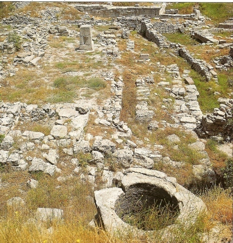 Güney sur duvarı ve Pillar House'a batıdan bir bakış